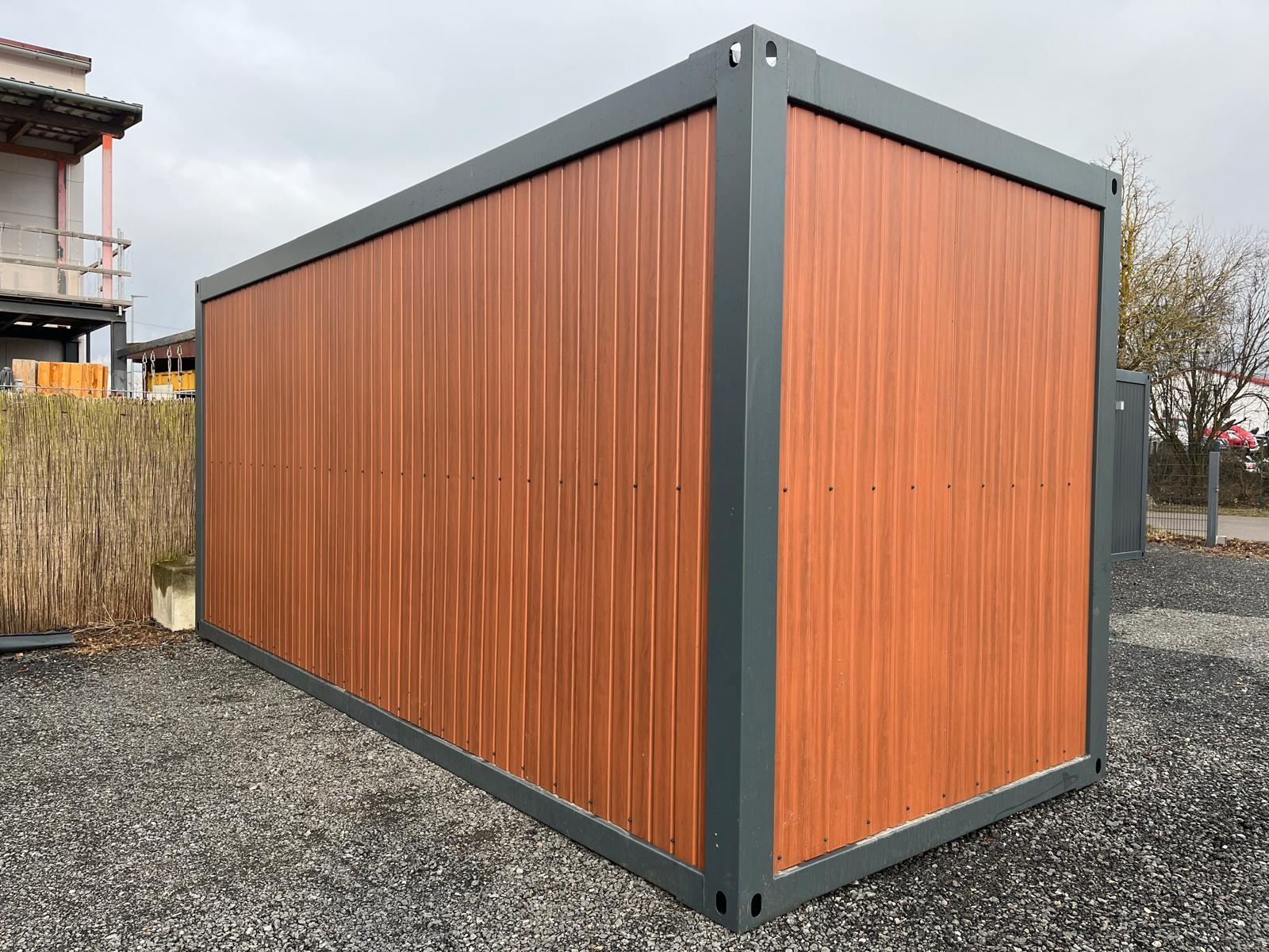 Container in Holzoptik mit balkontiefen Fenstern