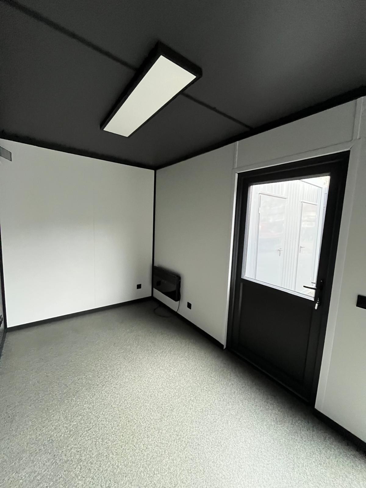 Container in Holzoptik mit balkontiefen Fenstern