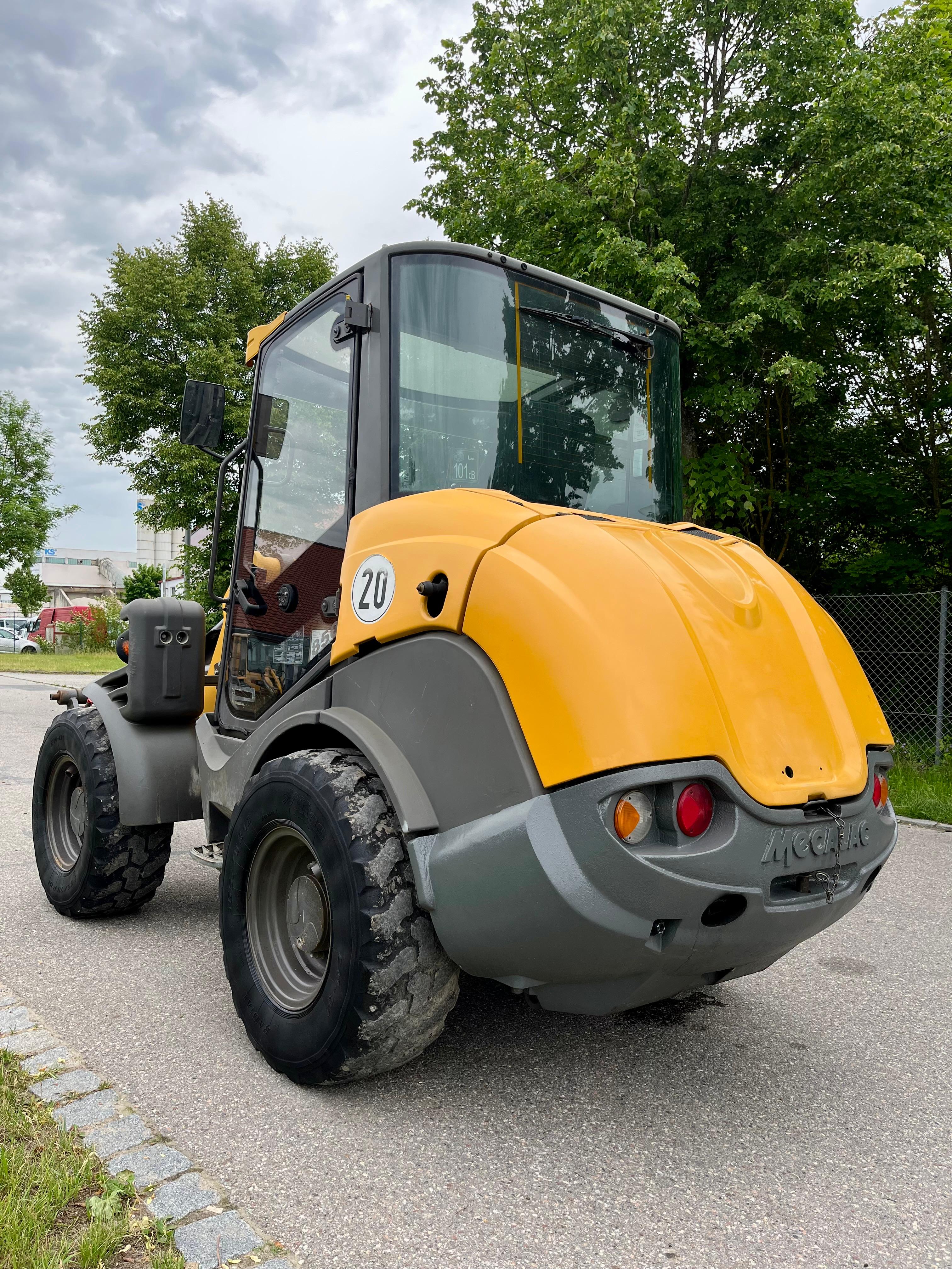 Gebraucht Mecalac AX850**Zylinderkopfdichtungschaden**