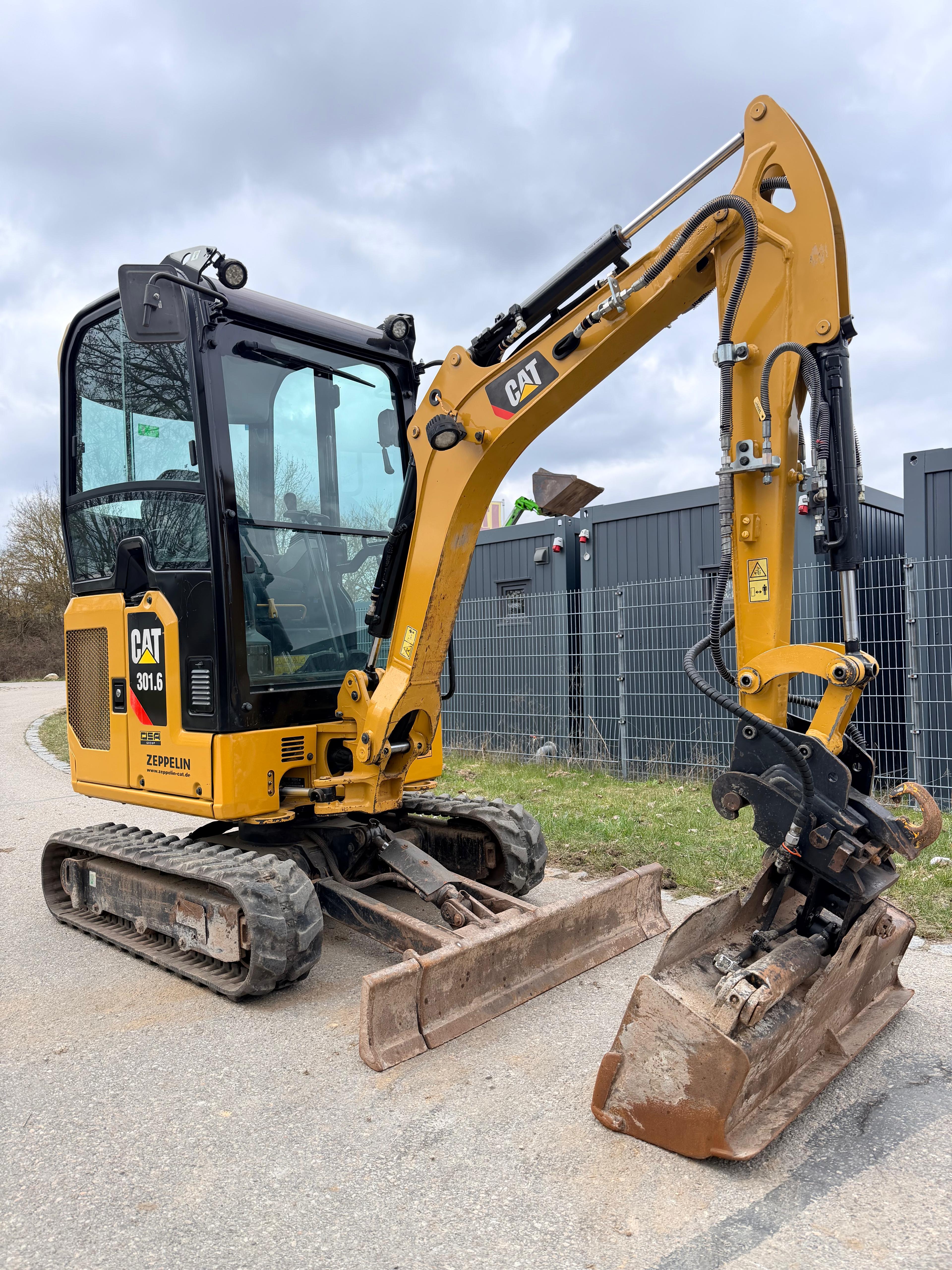 Gebraucht CAT 301.6**2.343 h**inkl. Humusschaufel