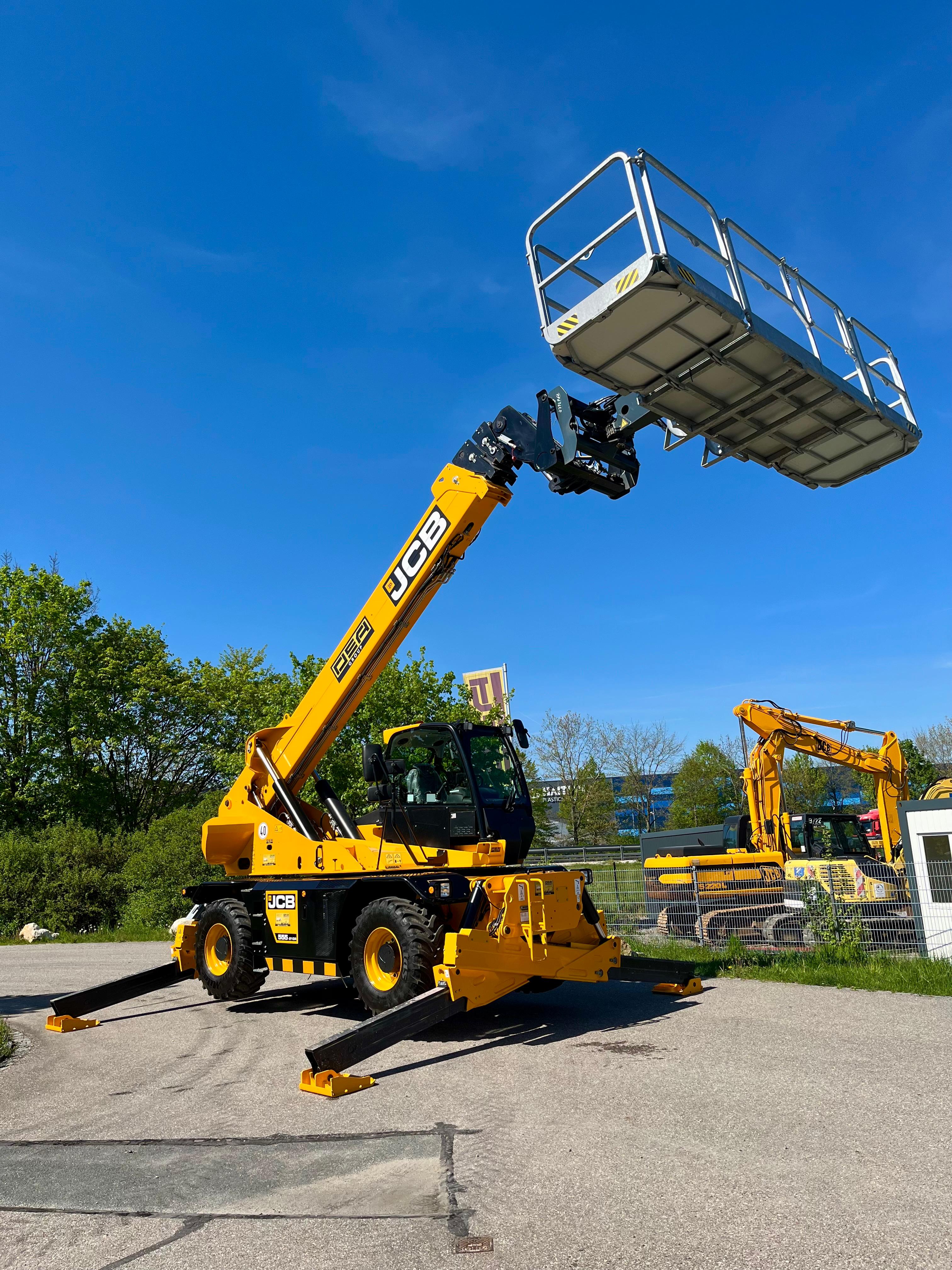 Gebraucht Teleskoplader JCB RTH555P 210 R Roto *Vorführer* mit Korb, Gabel