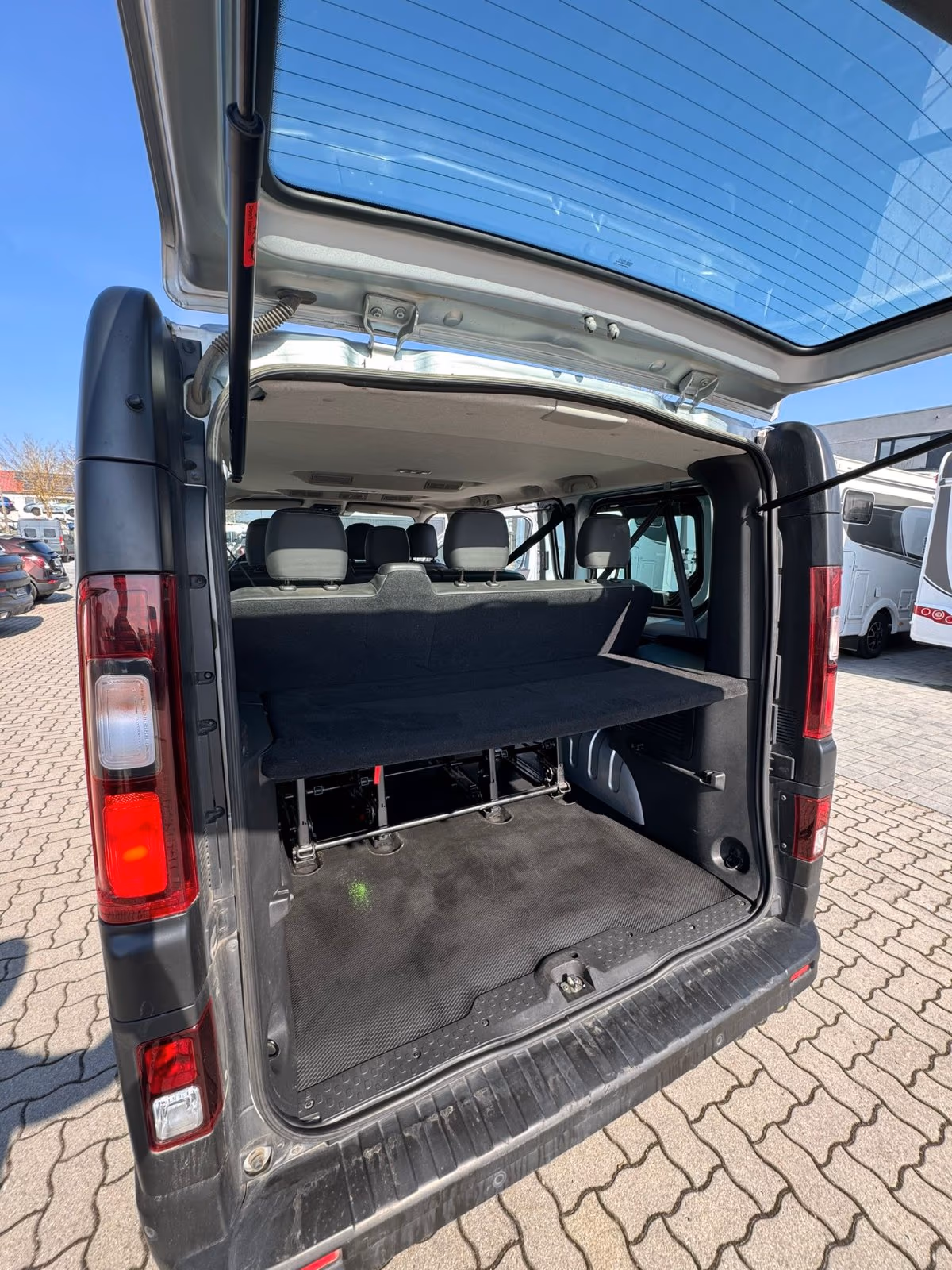Used Nissan NV 300 9-Sitzer zu vermieten