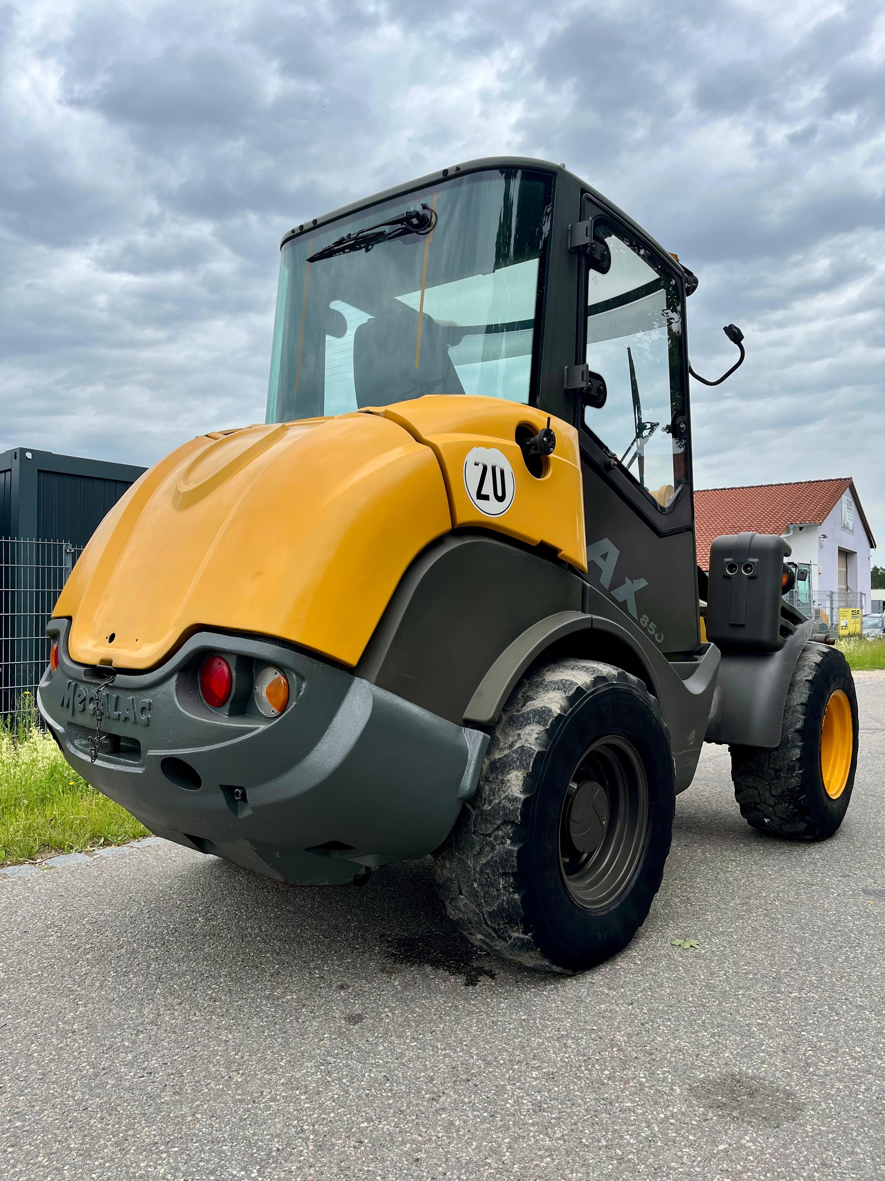 Gebraucht Mecalac AX850**Zylinderkopfdichtungschaden**