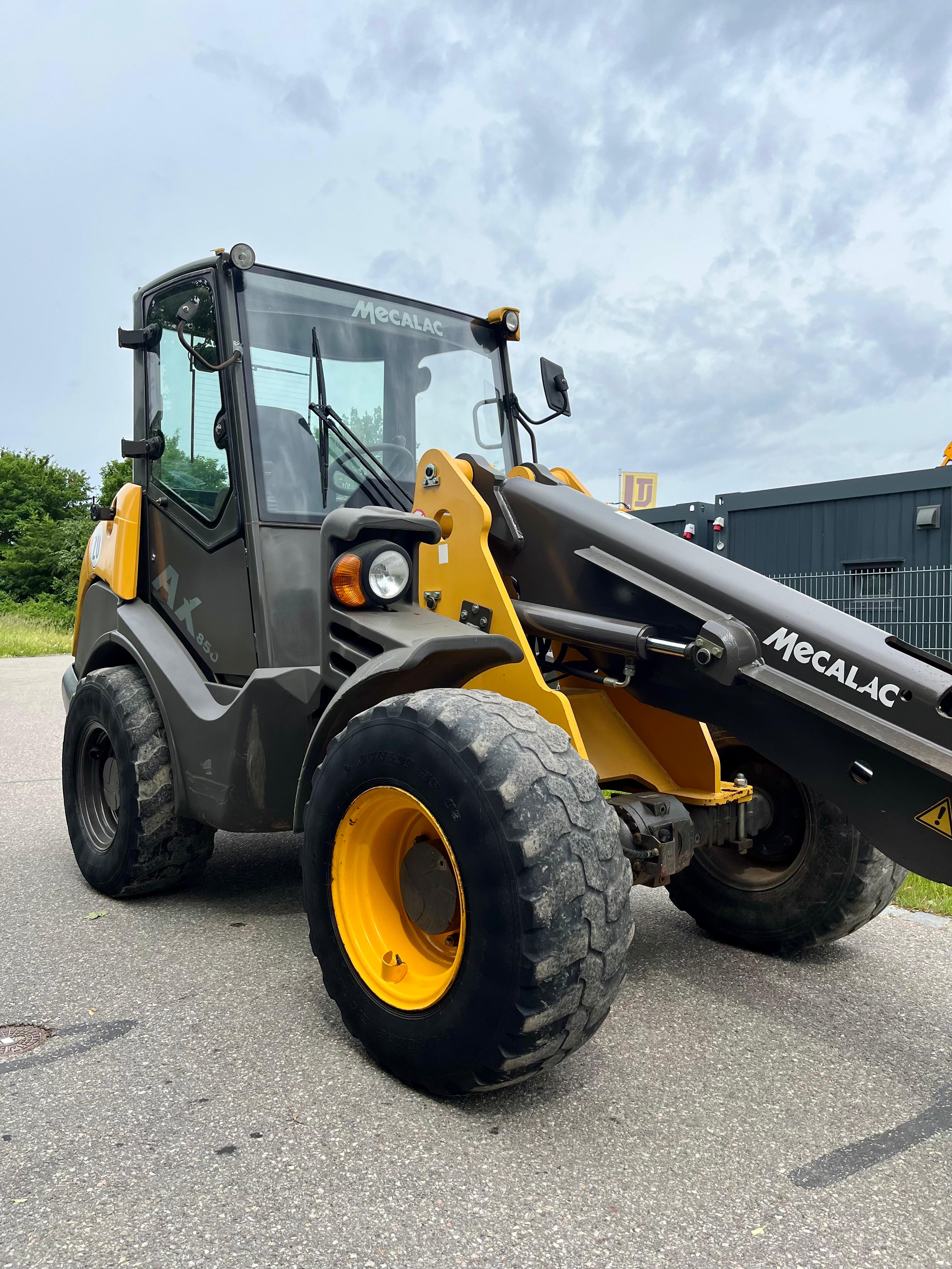 Gebraucht Mecalac AX850**Zylinderkopfdichtungschaden**