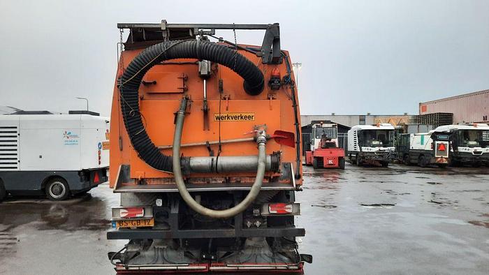 Gebruikt 2006 Volvo FM9 4x2R + Johnston Beam VX800