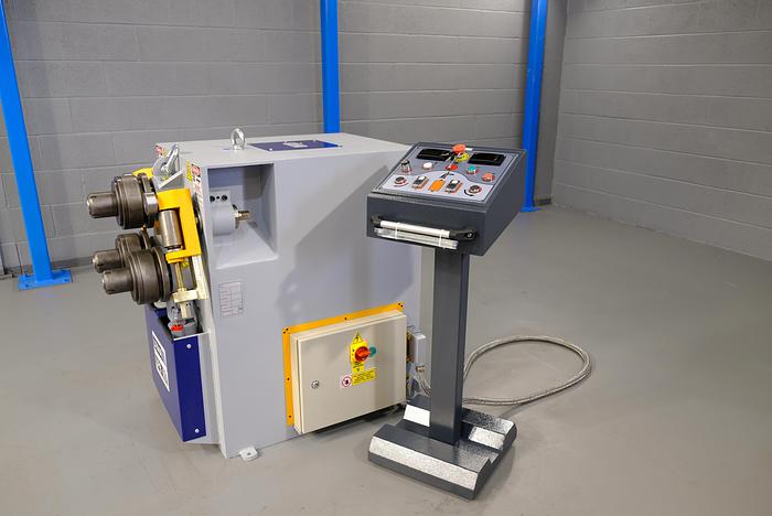 UZMA HPK 65 section roller hydraulic operation