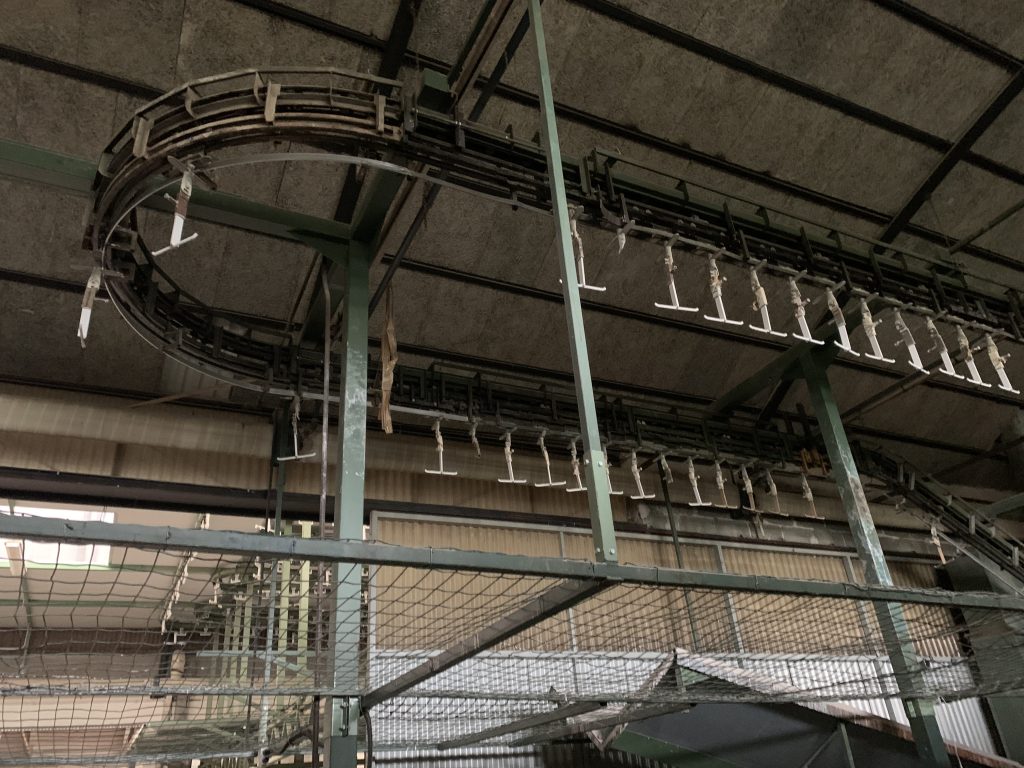 Usato Catena di verniciatura da 70 metri lineari, con sistema di frizione per un carico di molti prodotti in spazio ristretto (vedi video)