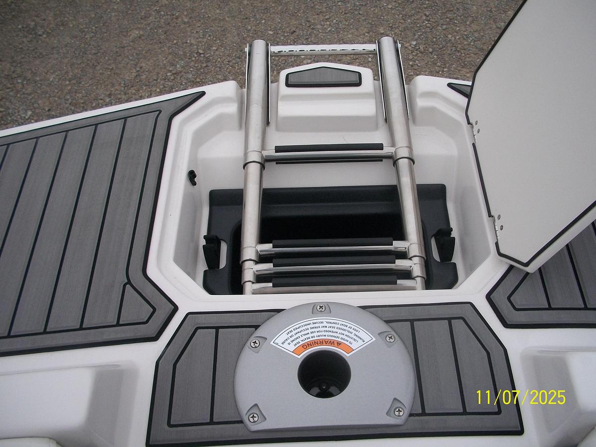 Used Starcraft SVX 211 OB Deckboat