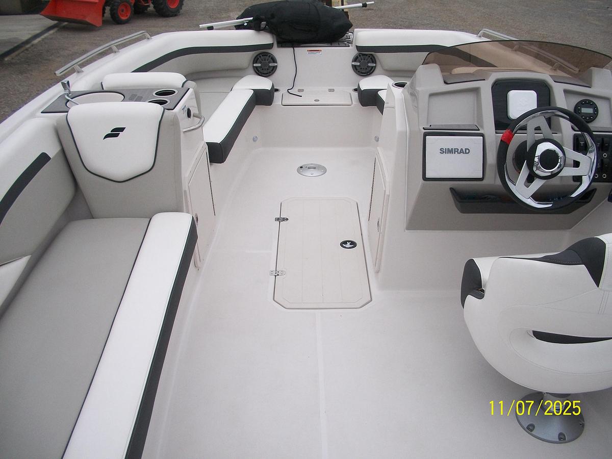 Used Starcraft SVX 211 OB Deckboat