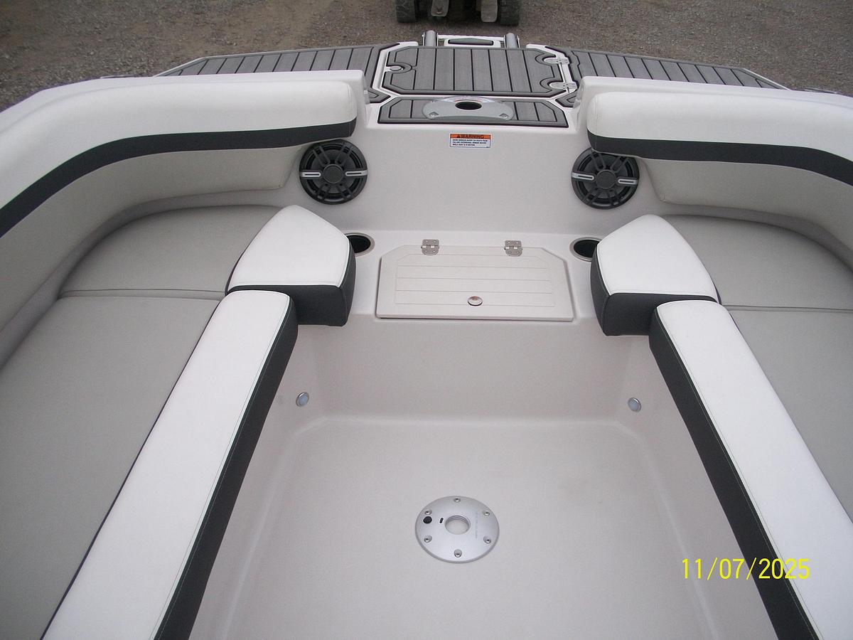 Used Starcraft SVX 211 OB Deckboat
