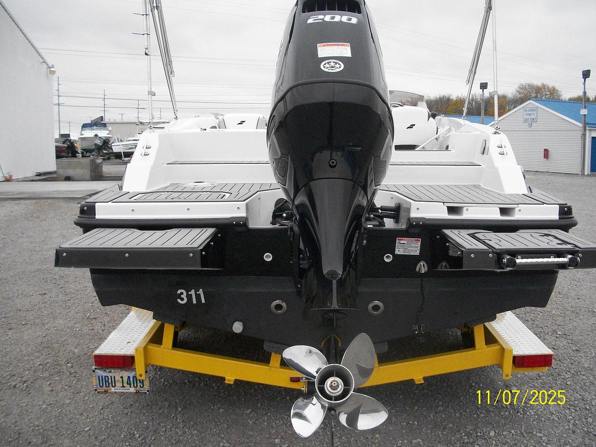 Used Starcraft SVX 211 OB Deckboat