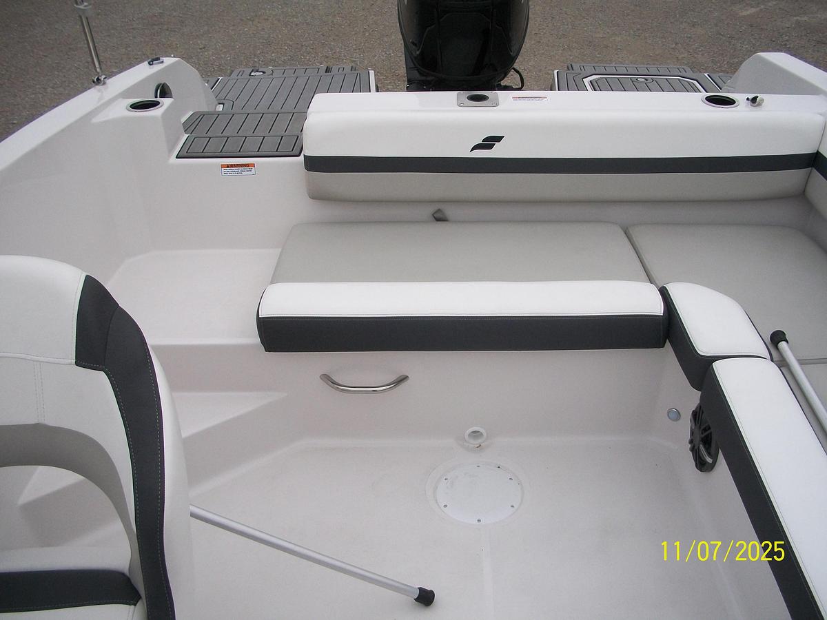 Used Starcraft SVX 211 OB Deckboat