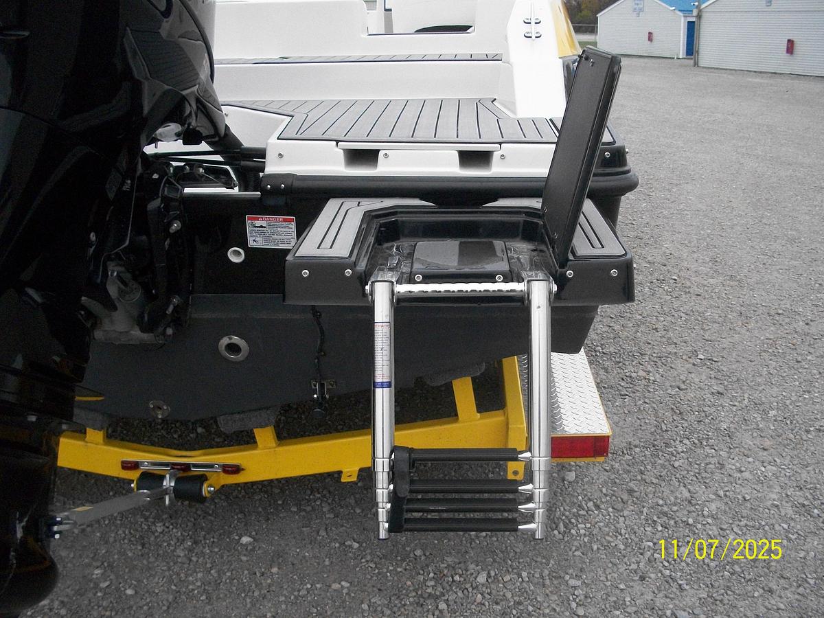 Used Starcraft SVX 211 OB Deckboat