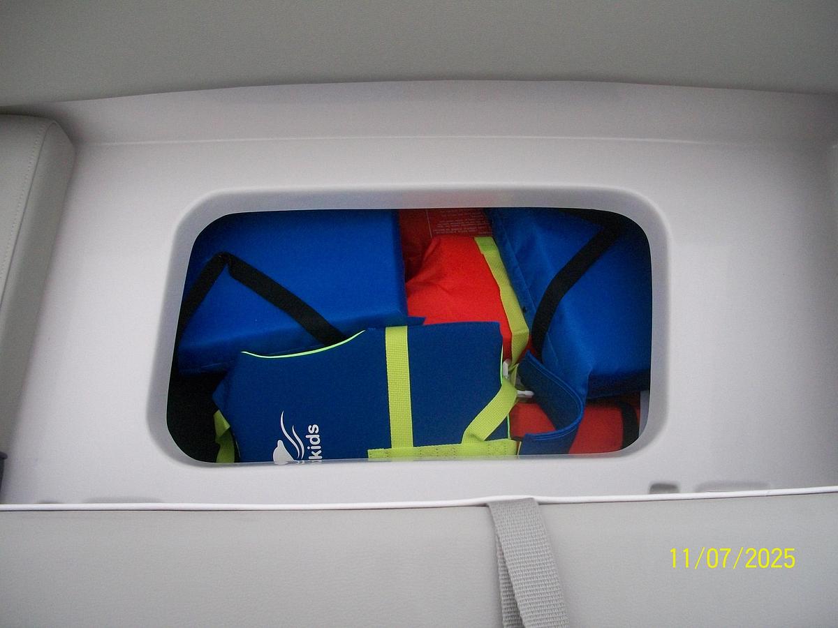 Used Starcraft SVX 211 OB Deckboat