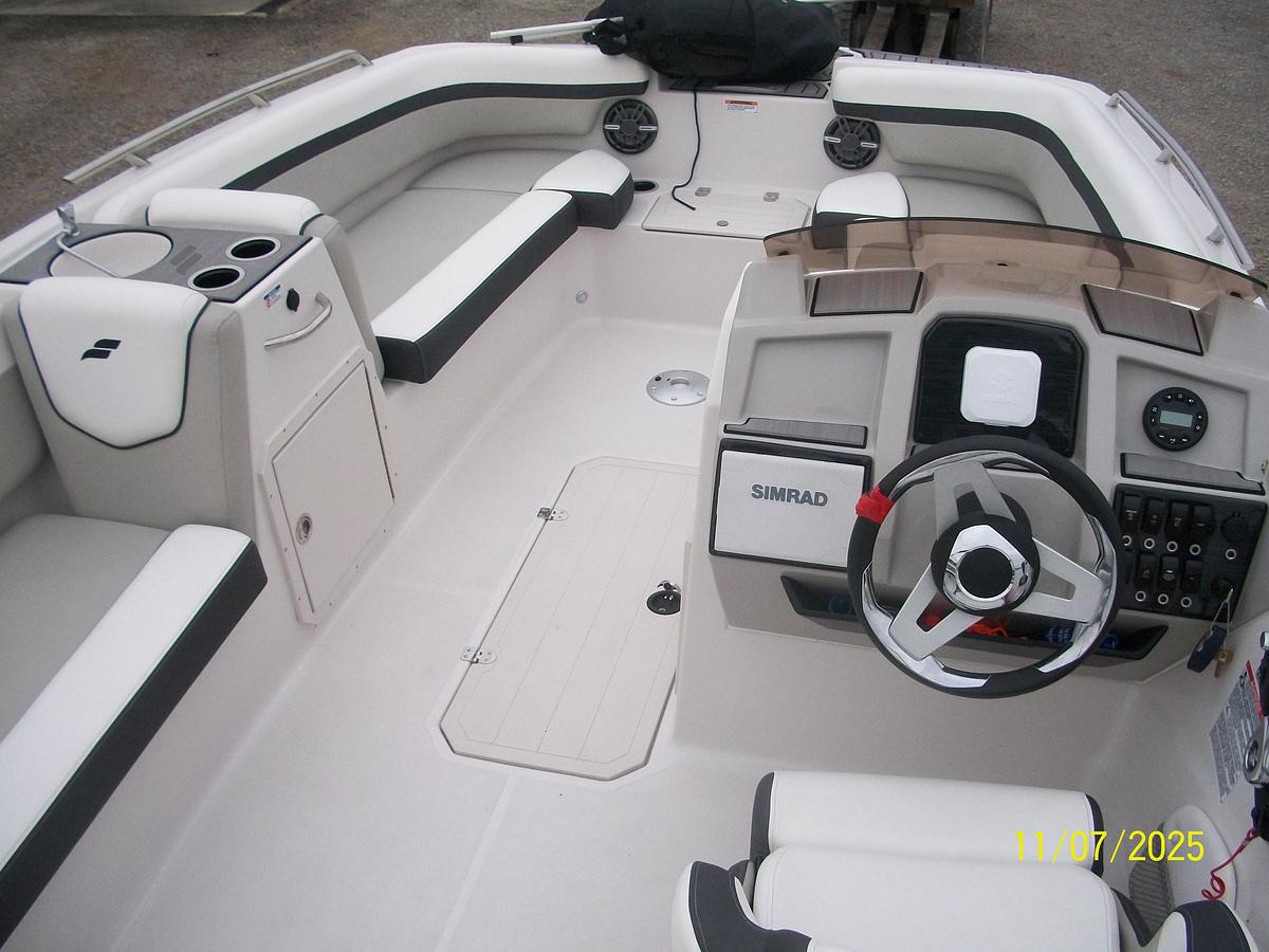 Used Starcraft SVX 211 OB Deckboat