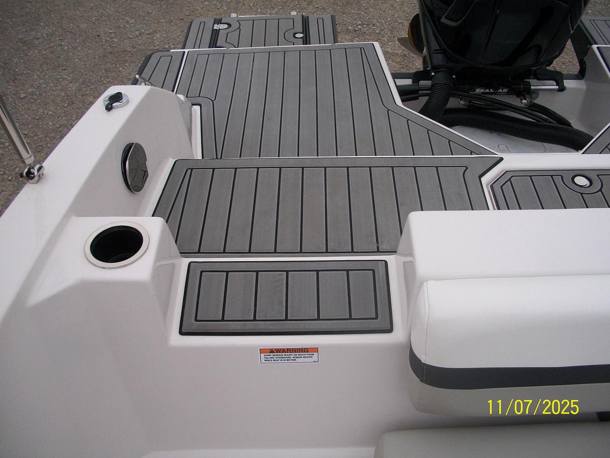 Used Starcraft SVX 211 OB Deckboat