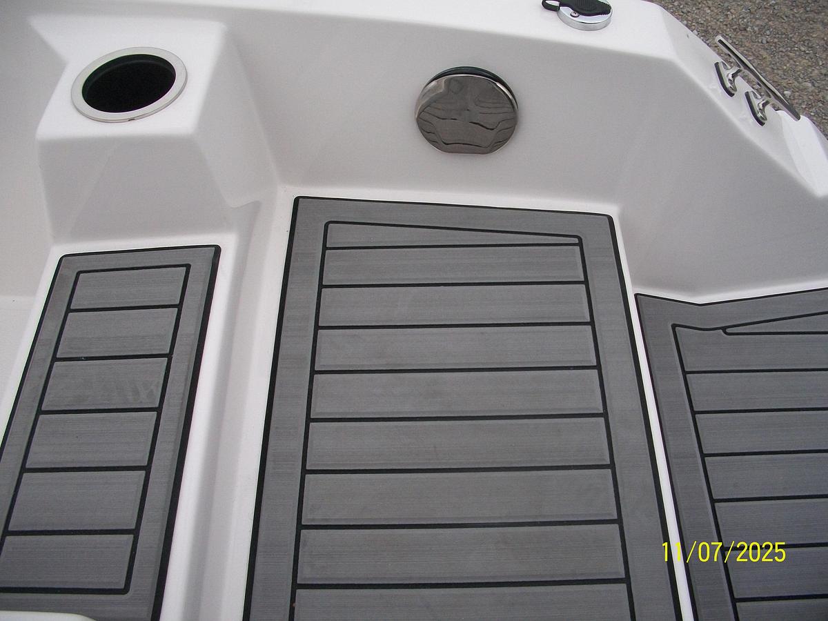 Used Starcraft SVX 211 OB Deckboat