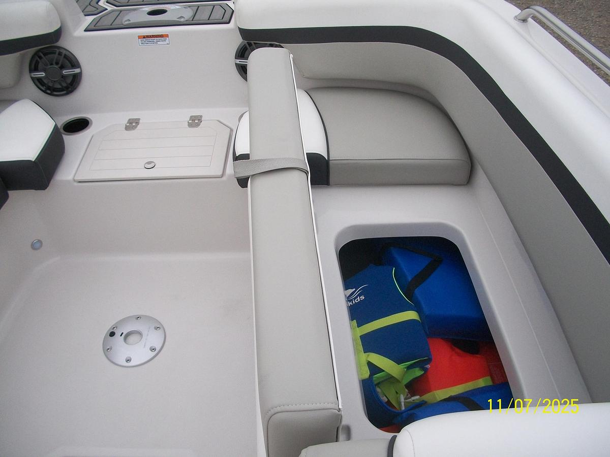 Used Starcraft SVX 211 OB Deckboat