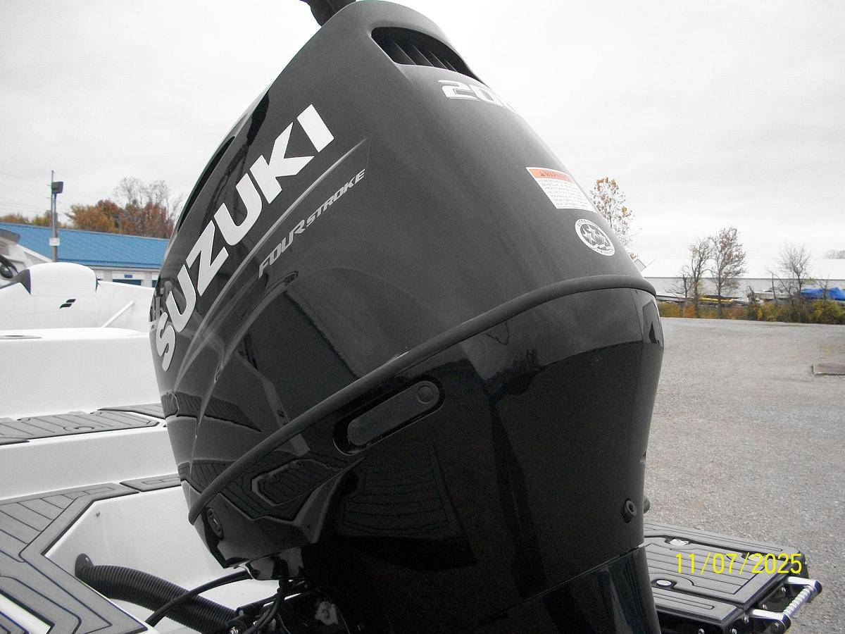 Used Starcraft SVX 211 OB Deckboat