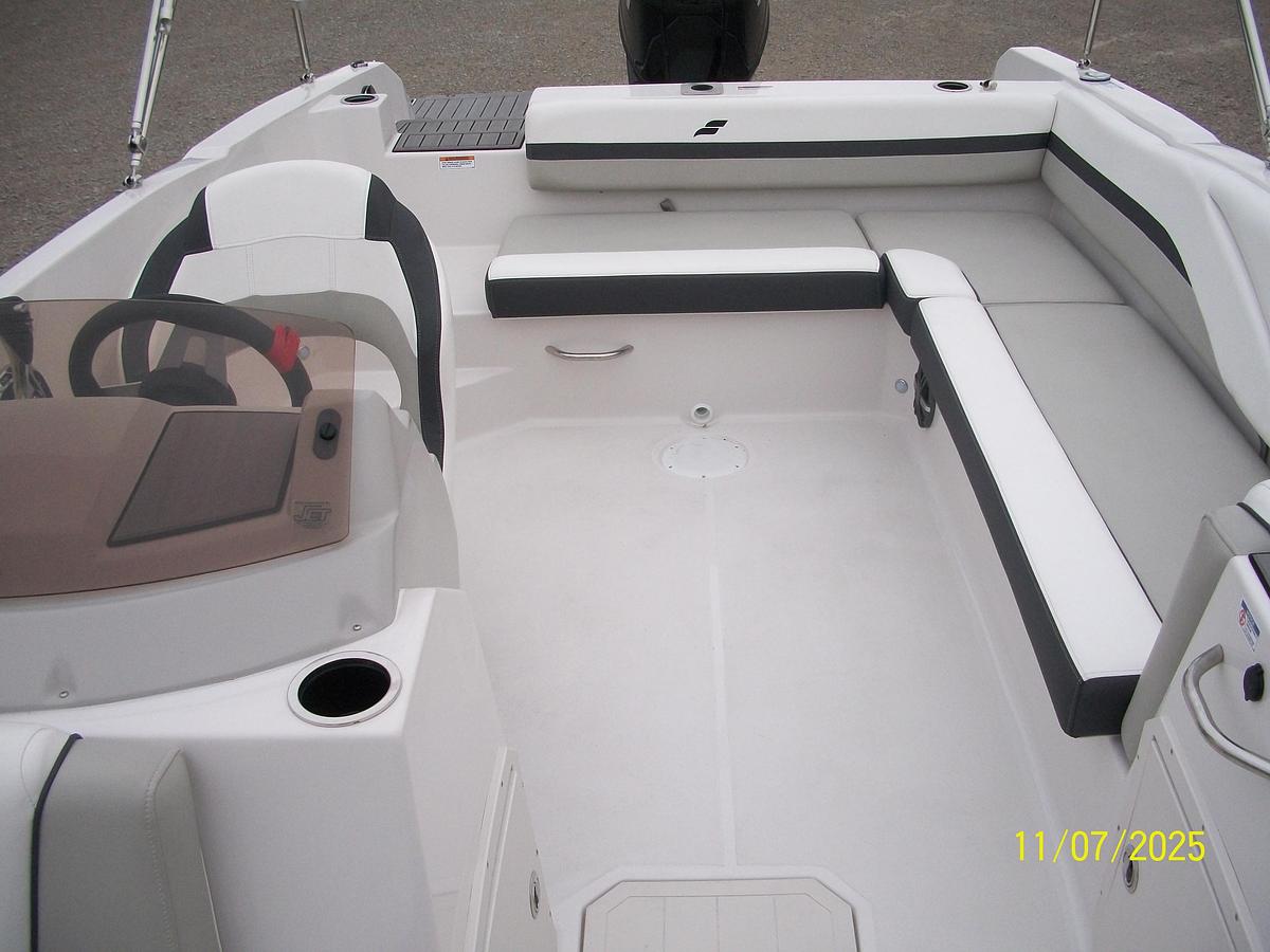 Used Starcraft SVX 211 OB Deckboat