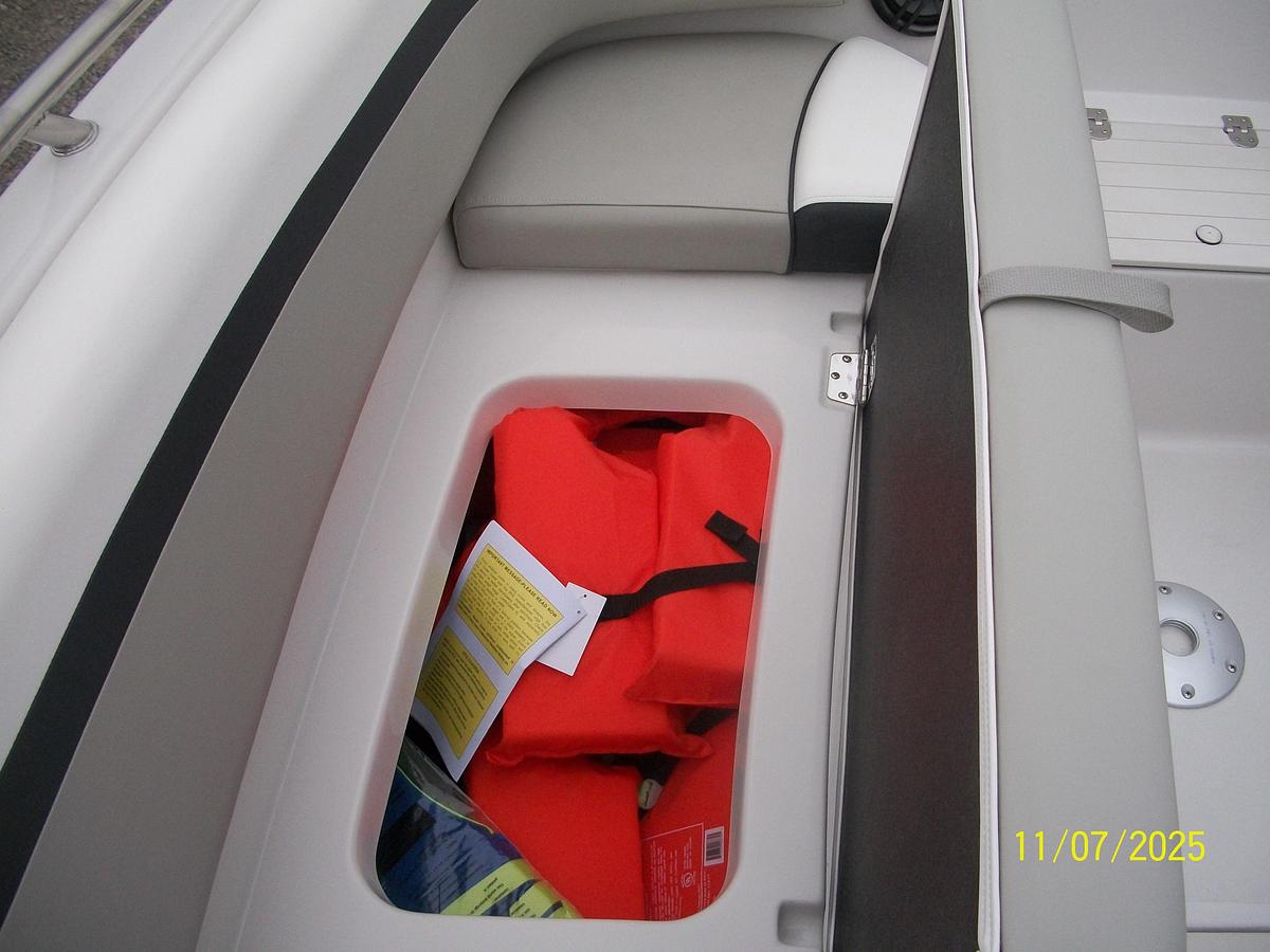 Used Starcraft SVX 211 OB Deckboat