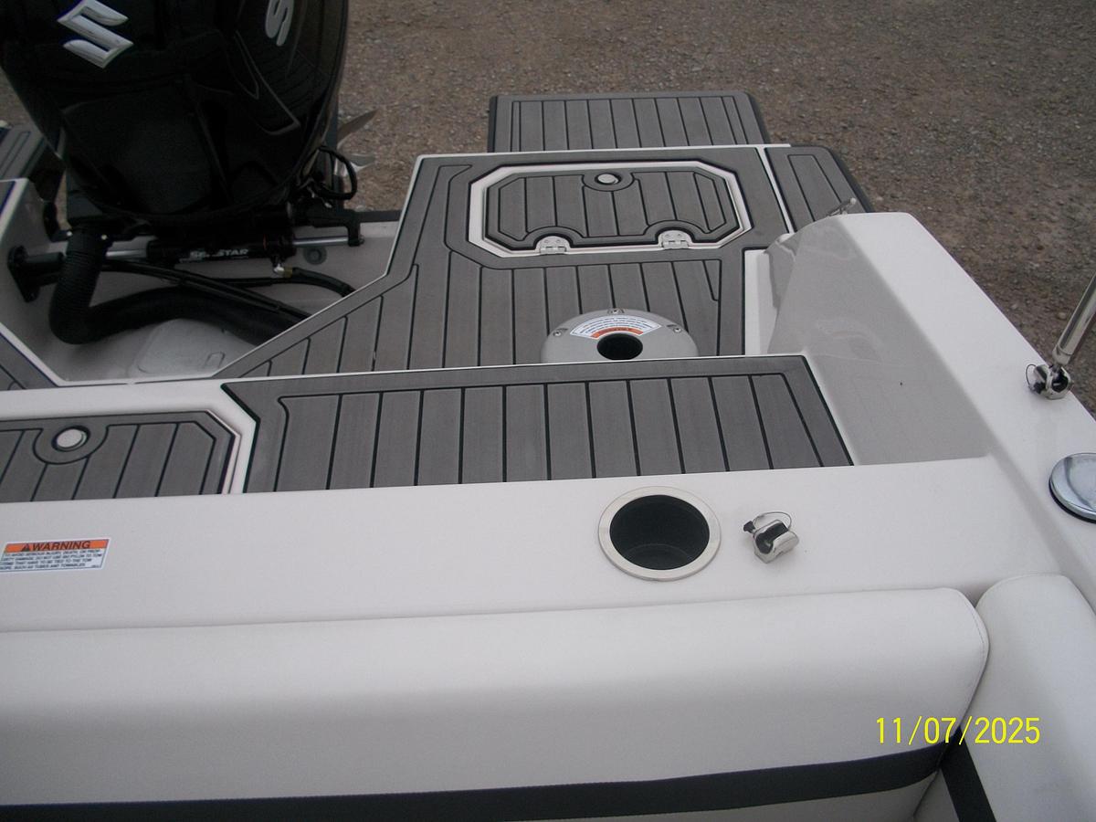 Used Starcraft SVX 211 OB Deckboat