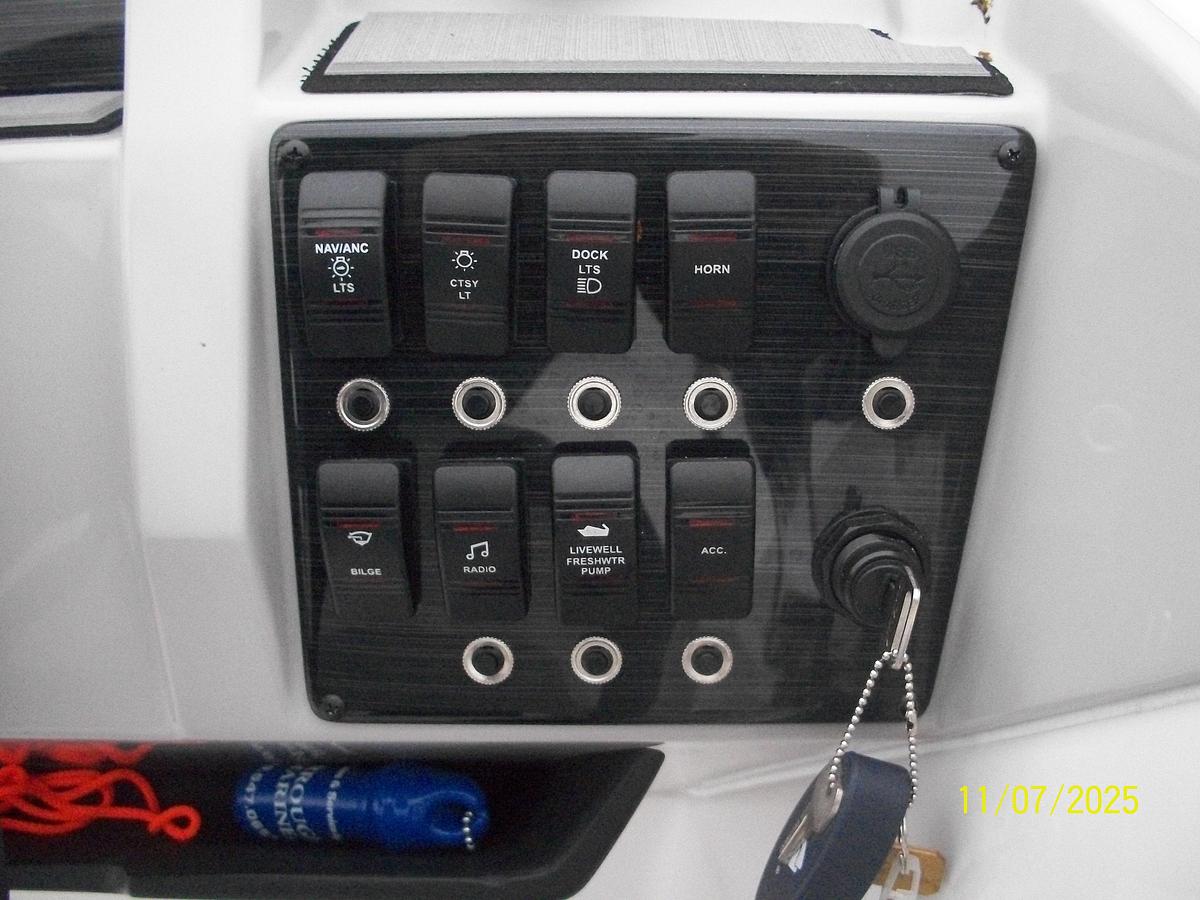 Used Starcraft SVX 211 OB Deckboat