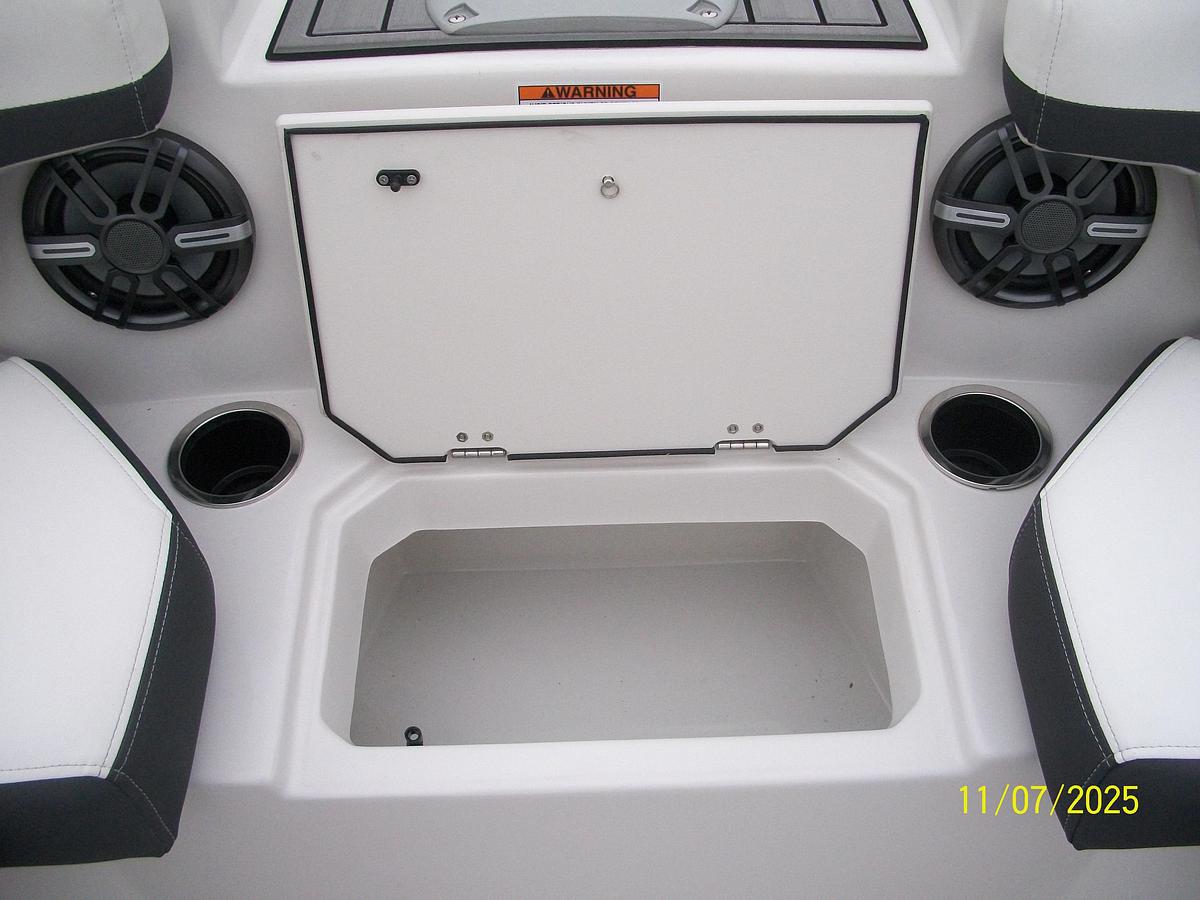 Used Starcraft SVX 211 OB Deckboat