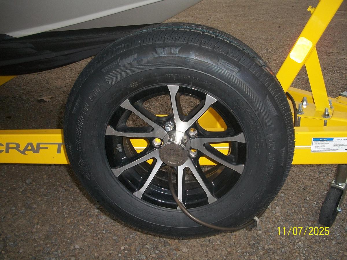 Used Starcraft SVX 211 OB Deckboat