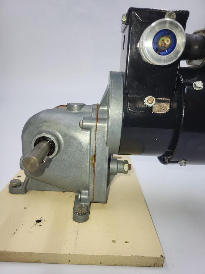 Used Dayton 1LPZ1 Gearmotor,9.5 RPM,200Torque,115/230V & matching gear box