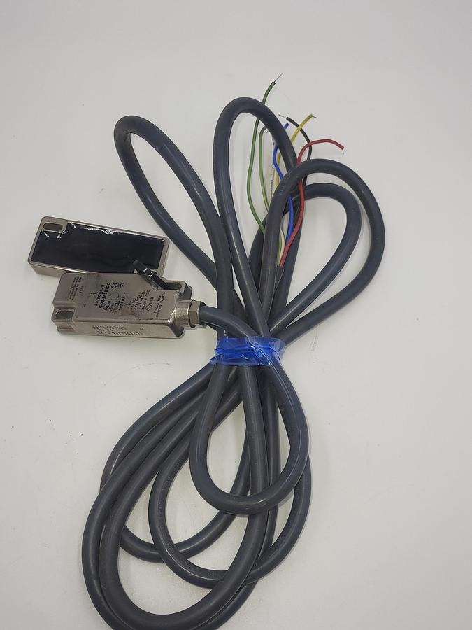 Used Allen Bradley Ferrogard GD2-FRS21DC 440N-G021123 Non-Contact Safety Switch, Series A & cable