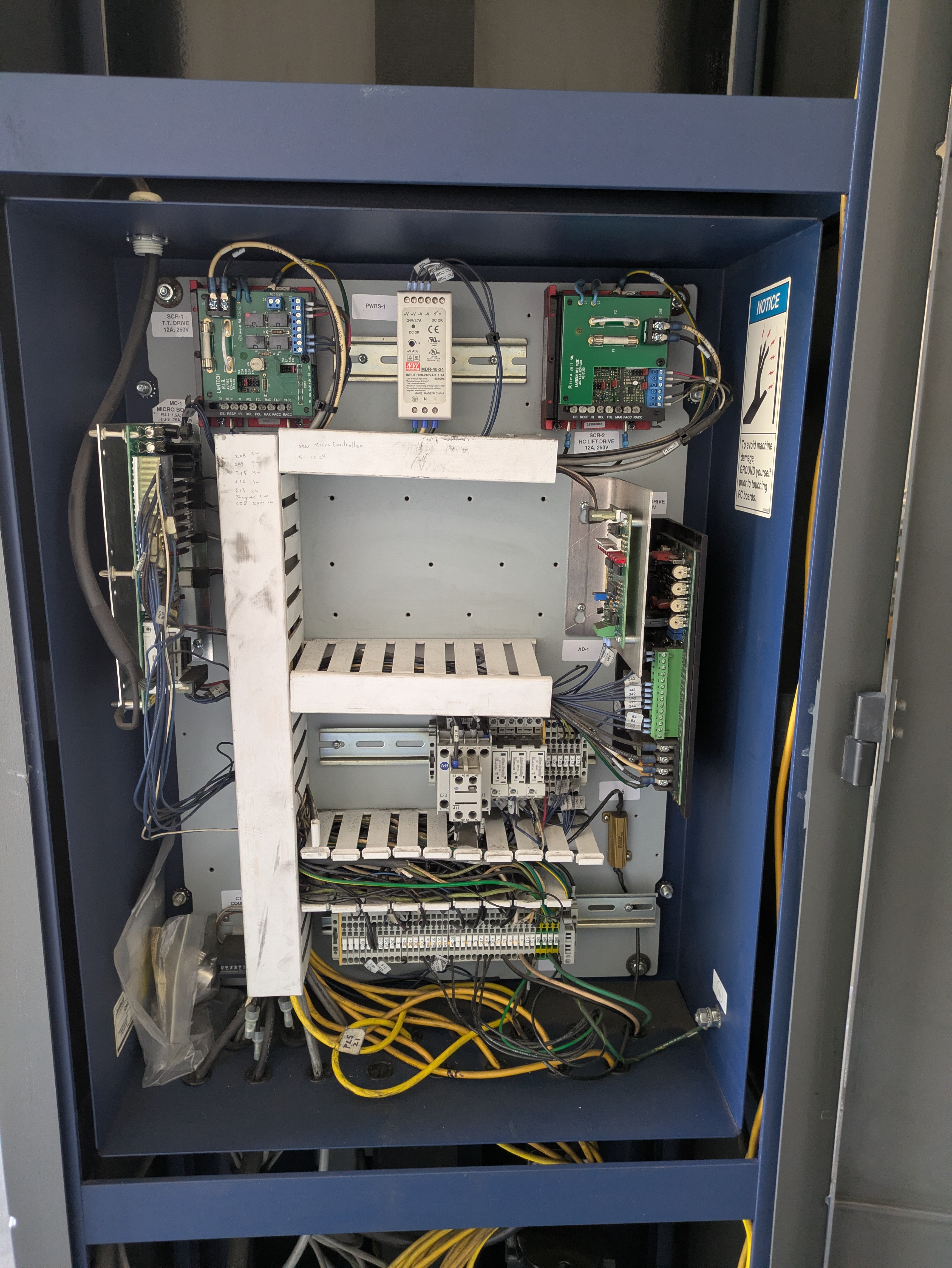 Used Lantech Q300XT stretch wrapper with cut and clamp