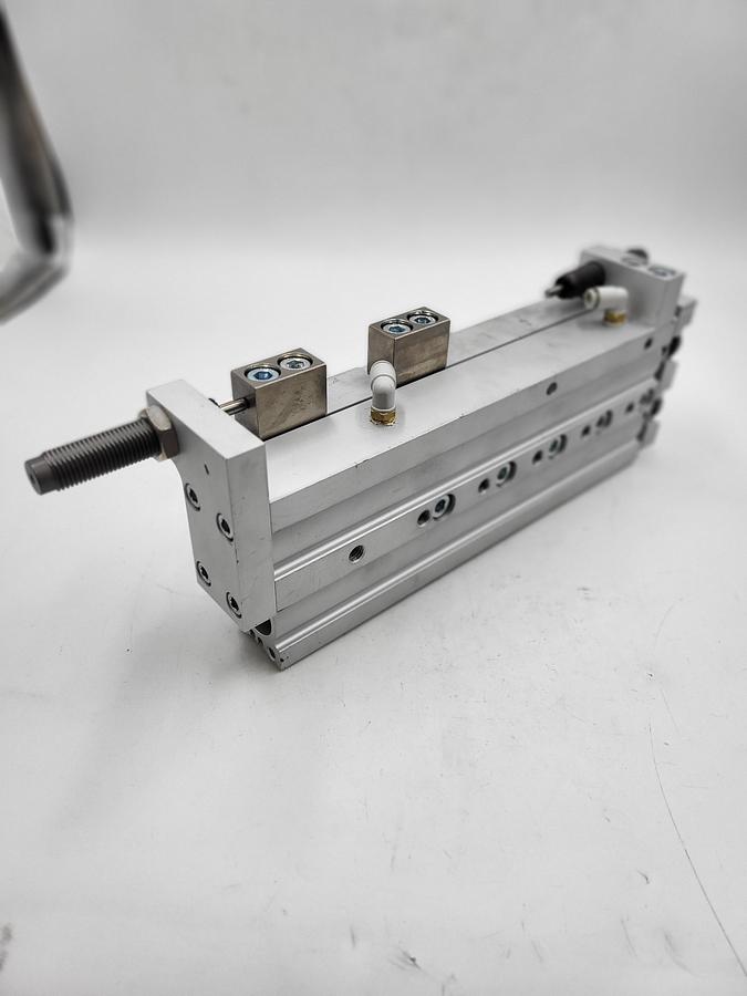 Used SMC MXS25-125 Pneumatic cylinder table