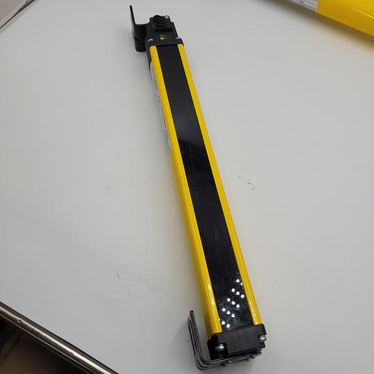 Used ALLEN BRADLEY GUARD MASTER TYPE: 440L / PT# T4J0320YD SER A REV A