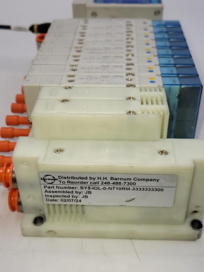 Used SMC SY5-IOL-0-N710RI W/ 8 solenoids SY5300 - 5UI - NA / One: EX260-SIL1 Serial Transmission System output