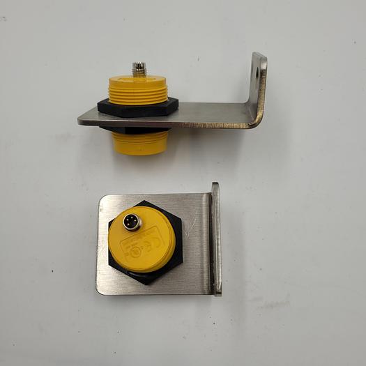 Used PILZ-525122 PSEN 1.2p-22/8mm/ix1/ 1 switch Magnetic safety switch on STAINLESS STEEL MOUNTING ANGLES