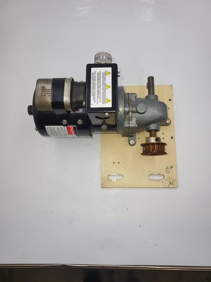 Used Dayton 1LPZ1 Gearmotor,9.5 RPM,200Torque,115/230V & matching gear box