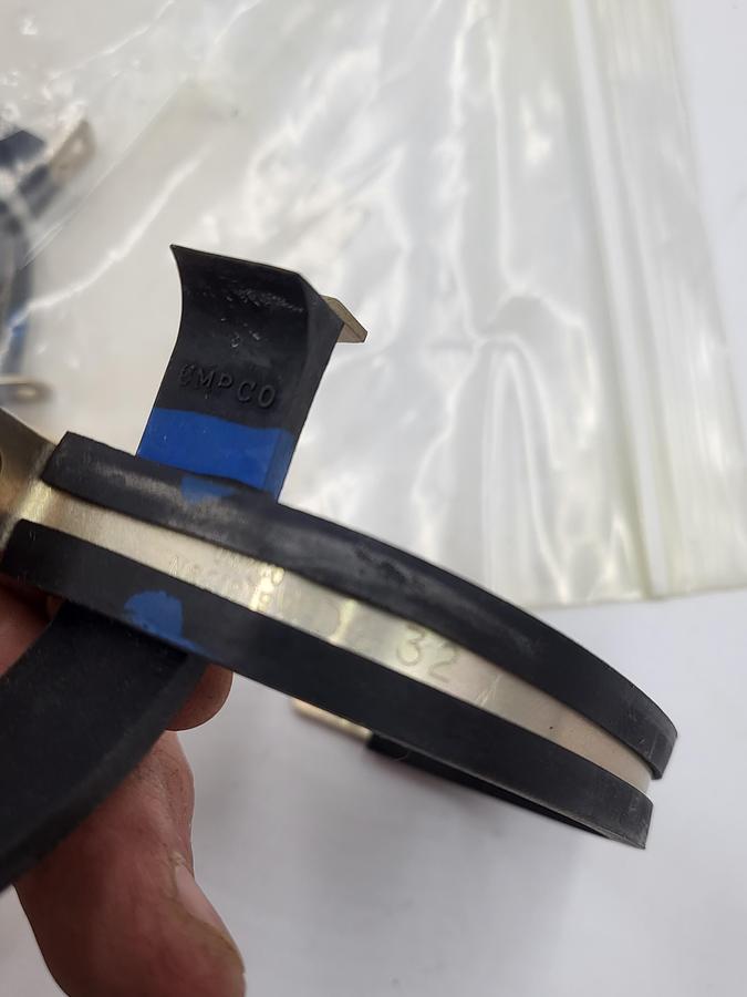 UMPCO Snug-Fit Vibration-Damping Loop Clamp, Aluminum with Neoprene Cushion, 2" ID WDG 32 *NEW*