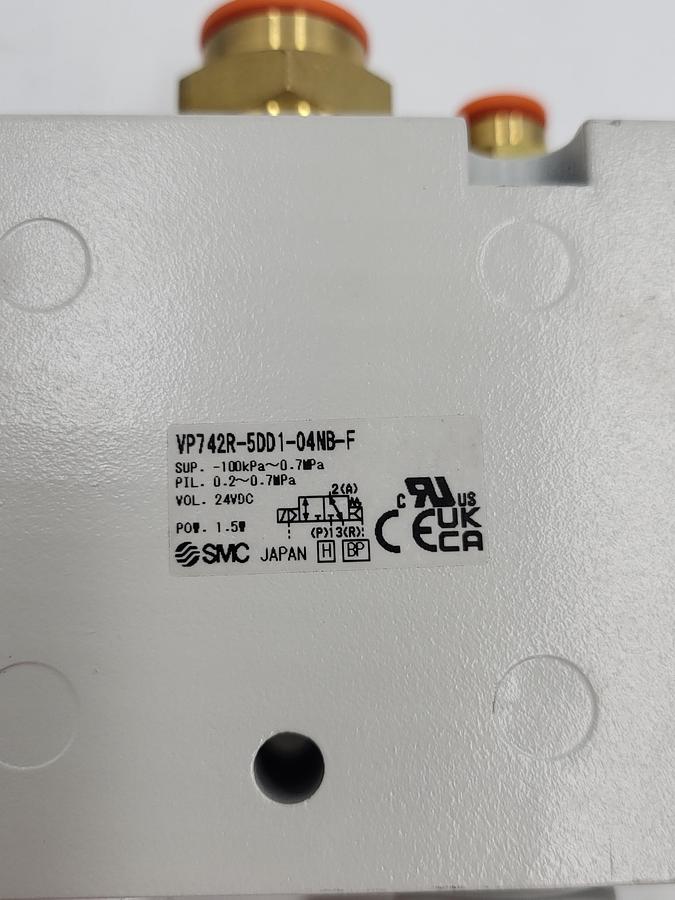 Used SMC VP742R-5DD1-04NB-F 3 port poppet type valve, 3 PORT SOLENOID VALVE