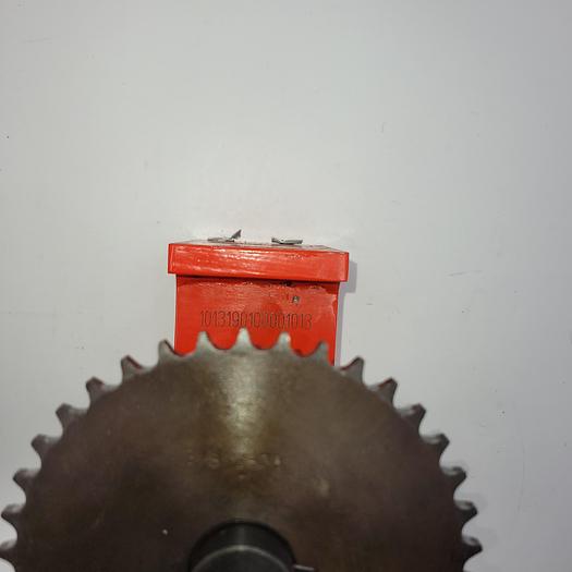 Used Steel "U" housing 4" x 2.5" (1013190100001013) connected with chain 3/8" Z - 38 sprocket Total width = 5.5"
