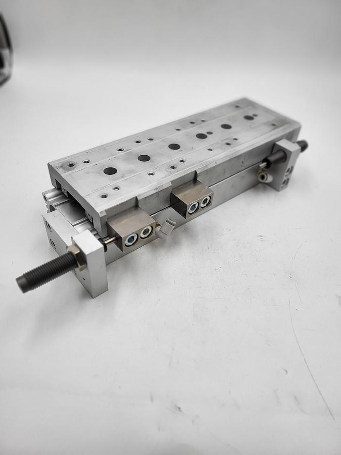 Used SMC MXS25-125 Pneumatic cylinder table