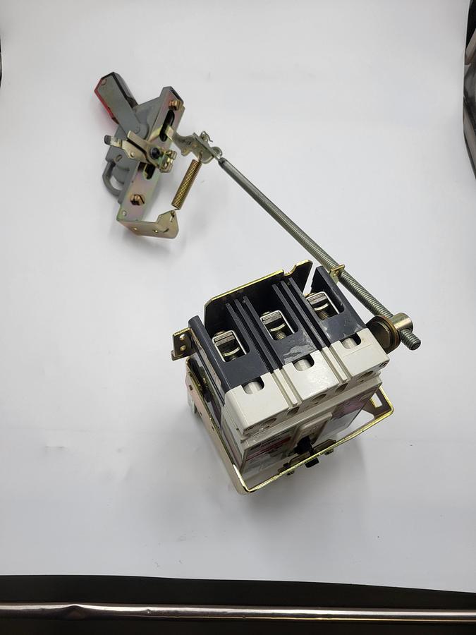 Used Cutler Hammer EHD 14K 40 amp circuit breaker & Allen Bradley On/Off disconnect switch arm 1494V-M40