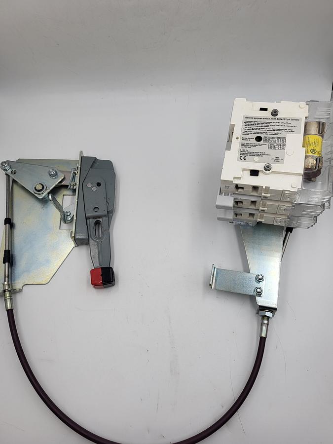 Used Ferraz Shawmut fuserbloc FBJ60SO J 60A SIDE 3P & Ferraz Shawmut SOCOMEC 46HM disconnect switch