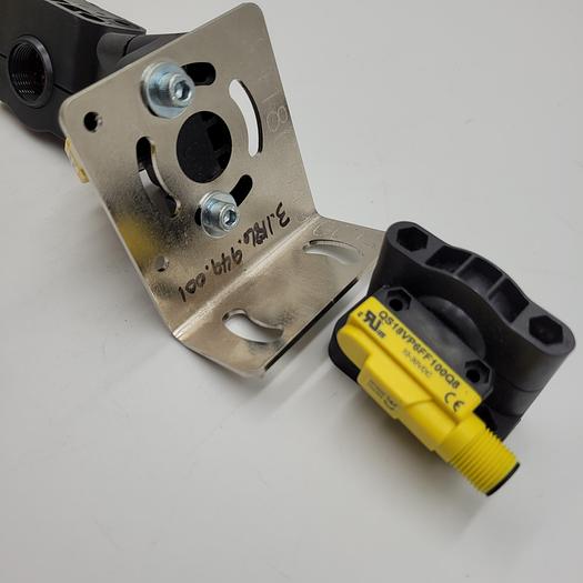 Used QS18VP6FF100Q8 Banner Engineering - Sensor - ONE ON MOUNTING BRACKET