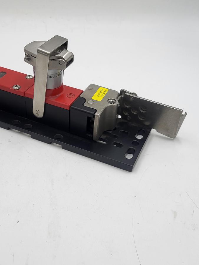 Used Fortress Interlock Item # 00289364 / PT # TI2T7EKL7ST401MPB1 on Fortress base MP-22 0-B