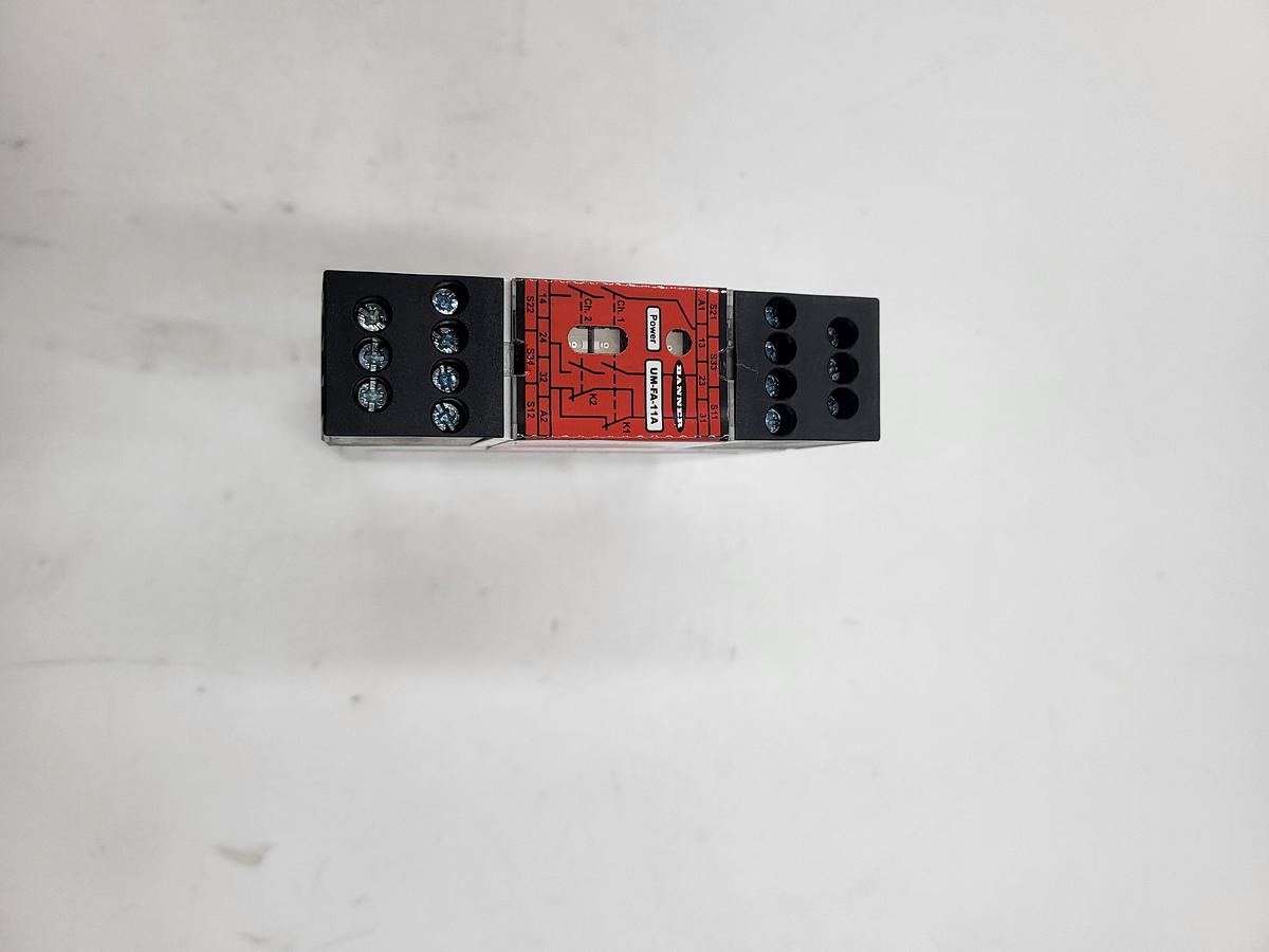 BANNER UM-FA-11A 24V AC/DC 250 mA max / 100 mA typical