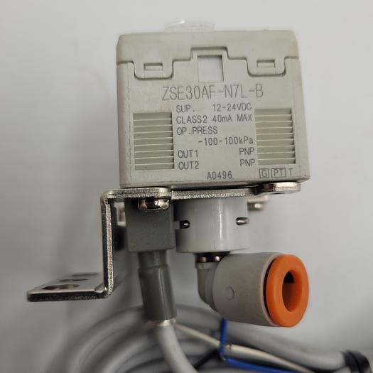SMC DIGITAL PRESSURE SWITCH ZSE30AF-N7L-B