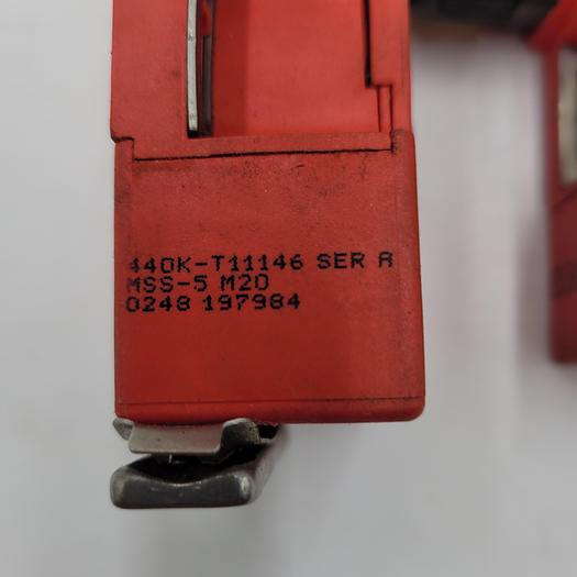 Used ALLEN BRADLEY GUARD MASTER TROJAN 5 SAFETY SWITCH 440K-T11146 SER A