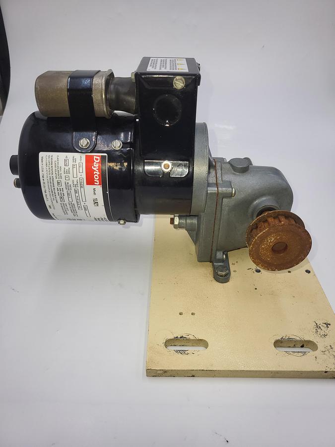 Used Dayton 1LPZ1 Gearmotor,9.5 RPM,200Torque,115/230V & matching gear box