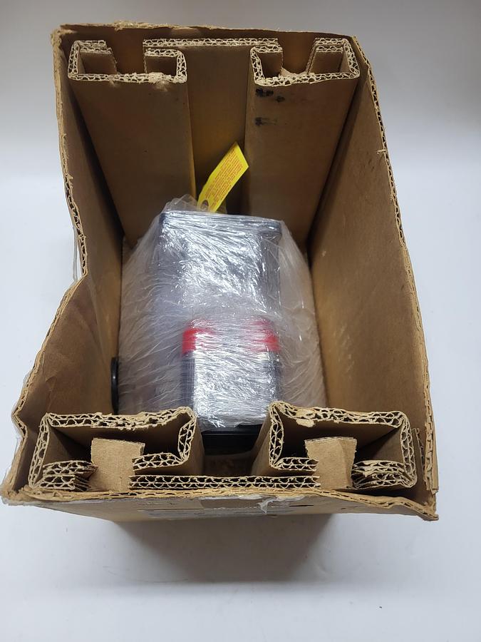 Allen Bradley Kinetix Inverter duty AC Servo Motor MPL--B330P-SK72AA / PN - 12169 / 460V 5000 RPM 1.8/2.4 kW/HP *new in box*